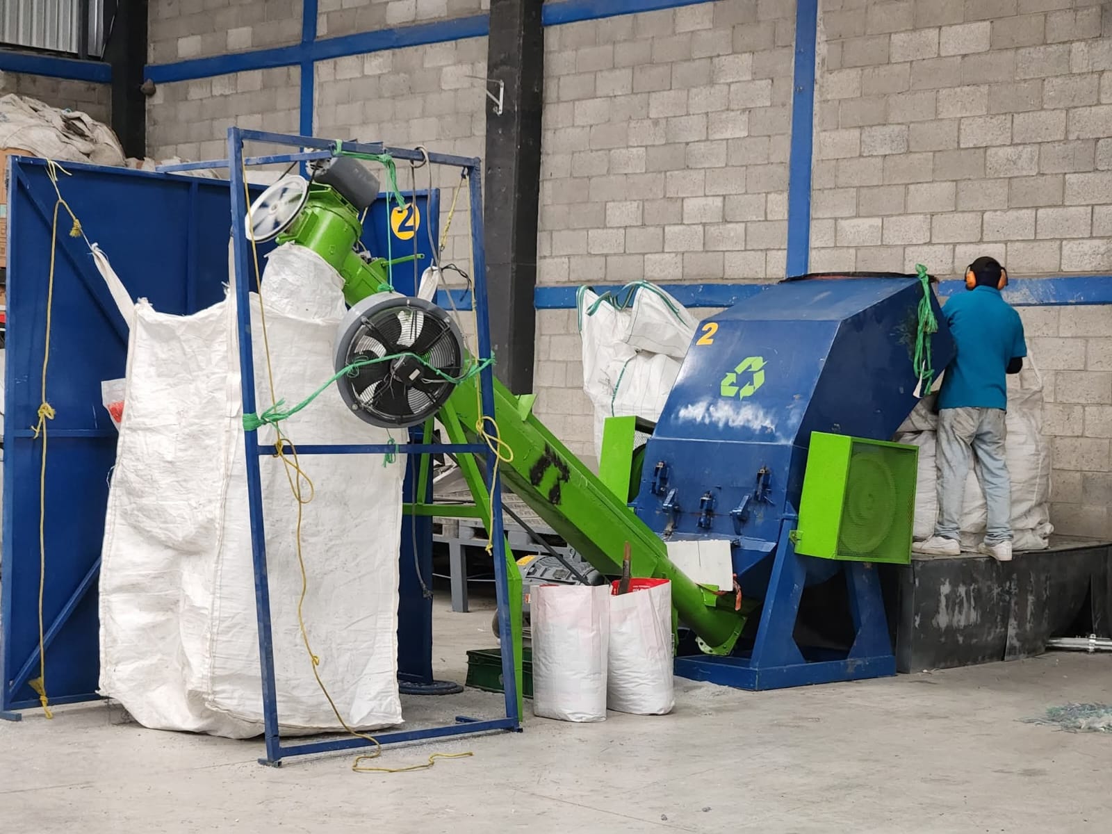 Equipo de proceso de reciclaje en operación